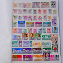 Lot de timbres de Hong Kong neufs et oblitérés en un album.