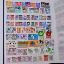 Lot de timbres de Hong Kong neufs et oblitérés en un album.