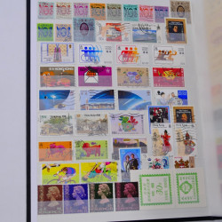 Lot de timbres de Hong Kong neufs et oblitérés en un album.