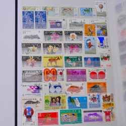 Lot de timbres de Hong Kong neufs et oblitérés en un album.