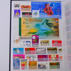 Lot de timbres de Hong Kong neufs et oblitérés en un album.