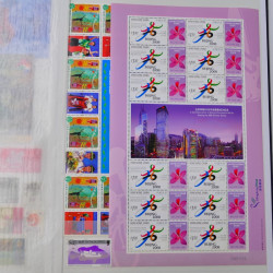 Lot de timbres de Hong Kong neufs et oblitérés en un album.
