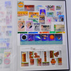 Lot de timbres de Hong Kong neufs et oblitérés en un album.