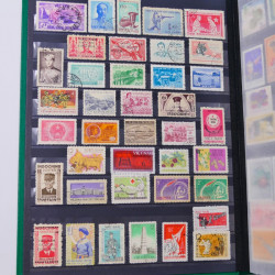Lot de timbres de Vietnam neufs et oblitérés en un album.