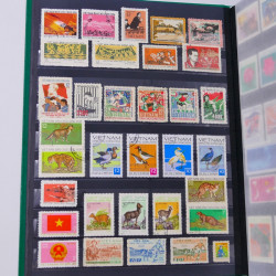 Lot de timbres de Vietnam neufs et oblitérés en un album.
