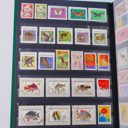 Lot de timbres de Vietnam neufs et oblitérés en un album.