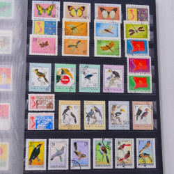 Lot de timbres de Vietnam neufs et oblitérés en un album.