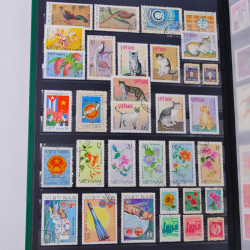 Lot de timbres de Vietnam neufs et oblitérés en un album.