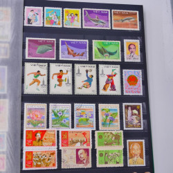 Lot de timbres de Vietnam neufs et oblitérés en un album.