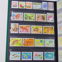 Lot de timbres de Vietnam neufs et oblitérés en un album.