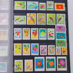 Lot de timbres de Vietnam neufs et oblitérés en un album.