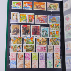 Lot de timbres de Vietnam neufs et oblitérés en un album.