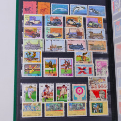 Lot de timbres de Vietnam neufs et oblitérés en un album.