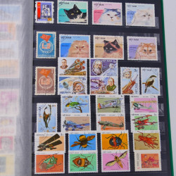 Lot de timbres de Vietnam neufs et oblitérés en un album.