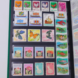Lot de timbres de Vietnam neufs et oblitérés en un album.
