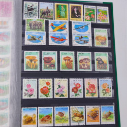 Lot de timbres de Vietnam neufs et oblitérés en un album.