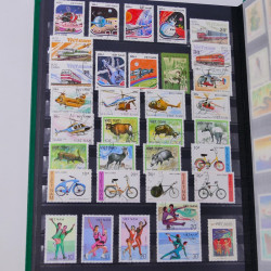 Lot de timbres de Vietnam neufs et oblitérés en un album.