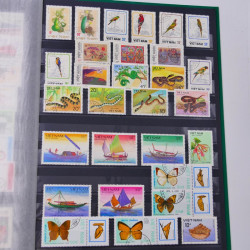 Lot de timbres de Vietnam neufs et oblitérés en un album.