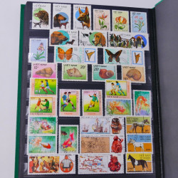 Lot de timbres de Vietnam neufs et oblitérés en un album.