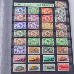 Lot massif de timbres du monde neufs et oblitérés en 8 albums.