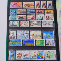 Lot massif de timbres du monde neufs et oblitérés en 8 albums.