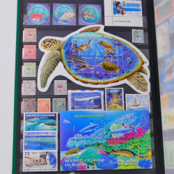 Lot massif de timbres du monde neufs et oblitérés en 8 albums.