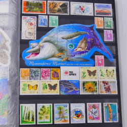 Lot massif de timbres du monde neufs et oblitérés en 8 albums.