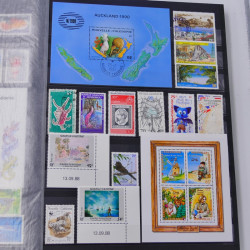 Lot massif de timbres du monde neufs et oblitérés en 8 albums.