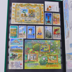 Lot massif de timbres du monde neufs et oblitérés en 8 albums.