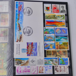 Lot massif de timbres du monde neufs et oblitérés en 8 albums.