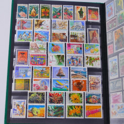 Lot massif de timbres du monde neufs et oblitérés en 8 albums.