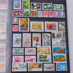Lot massif de timbres du monde neufs et oblitérés en 8 albums.