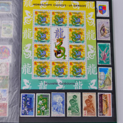 Lot massif de timbres du monde neufs et oblitérés en 8 albums.