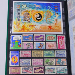 Lot massif de timbres du monde neufs et oblitérés en 8 albums.