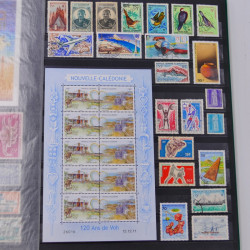 Lot massif de timbres du monde neufs et oblitérés en 8 albums.