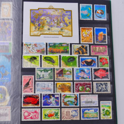 Lot massif de timbres du monde neufs et oblitérés en 8 albums.