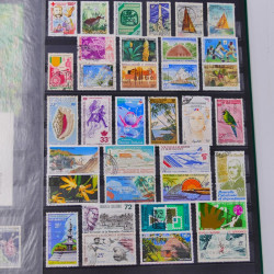 Lot massif de timbres du monde neufs et oblitérés en 8 albums.