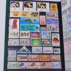 Lot massif de timbres du monde neufs et oblitérés en 8 albums.