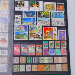 Lot massif de timbres du monde neufs et oblitérés en 8 albums.