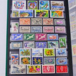 Lot massif de timbres du monde neufs et oblitérés en 8 albums.