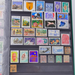 Lot massif de timbres du monde neufs et oblitérés en 8 albums.