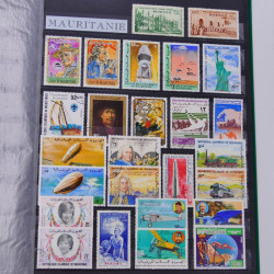 Lot massif de timbres du monde neufs et oblitérés en 8 albums.