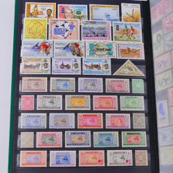 Lot massif de timbres du monde neufs et oblitérés en 8 albums.