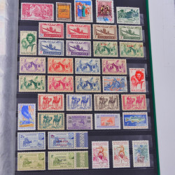 Lot massif de timbres du monde neufs et oblitérés en 8 albums.