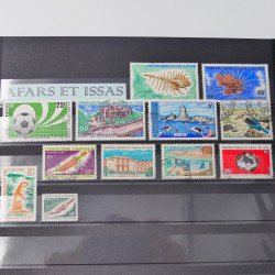 Lot massif de timbres du monde neufs et oblitérés en 8 albums.