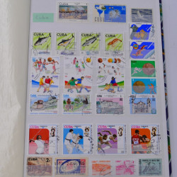 Lot massif de timbres du monde neufs et oblitérés en 8 albums.