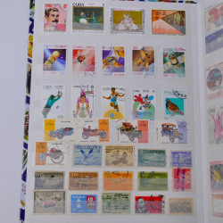 Lot massif de timbres du monde neufs et oblitérés en 8 albums.