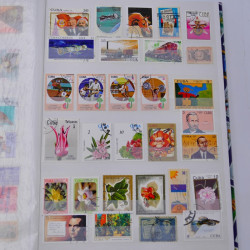Lot massif de timbres du monde neufs et oblitérés en 8 albums.