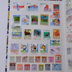 Lot massif de timbres du monde neufs et oblitérés en 8 albums.