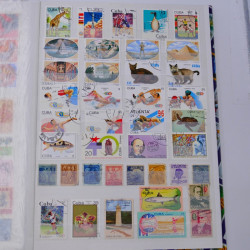Lot massif de timbres du monde neufs et oblitérés en 8 albums.